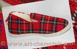 Pantoufles de feutre (la paire) traditionnelles couleur rouge écossais pour homme et femme.